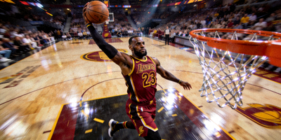 NBA球星詹姆斯比赛精彩扣篮瞬间新闻配图